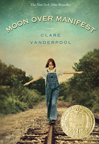 Moon Over Manifest (Newbery Medal Winner) - Clare Vanderpool [KSIĄŻKA]