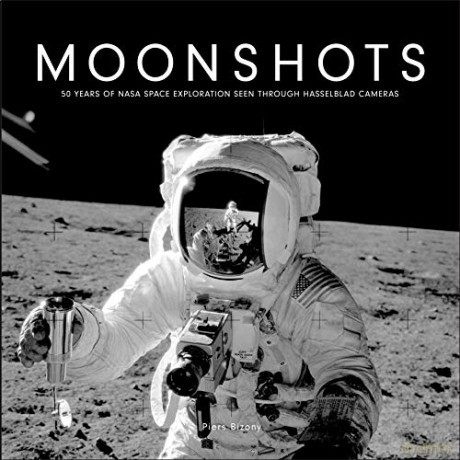 Moonshots: 50 Years of NASA Space Exploration Seen through Hasselblad Cameras - Piers Bizony [KSIĄŻKA]