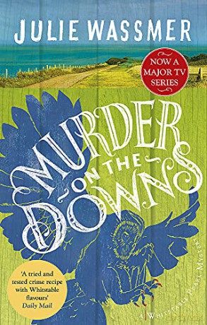 Murder on the Downs: Now a major TV series, Whitstable Pearl, starring Kerry Godliman (Whitstable Pearl Mysteries) - Julie Wassmer [KSIĄŻKA]