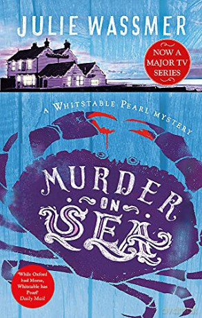 Murder-on-Sea (Whitstable Pearl Mysteries): Now a major TV series, Whitstable Pearl, starring Kerry Godliman - Julie Wassmer [KSIĄŻKA]