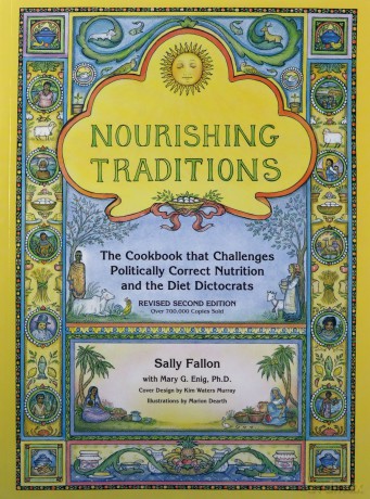 Nourishing Traditions: The Cookbook That Challenges Politically Correct Nutrition and the Diet Dictocrats - Sally Fallon [KSIĄŻKA]