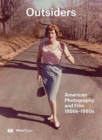 Outsiders: Hustlers, Bikers, Junkies, Cross-Dressers, and the Rest of the Real World: American Photography and Film 1950s-1980s - Sophie Hackett [KSIĄŻKA]