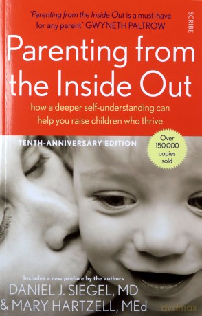 Parenting from the Inside Out: how a deeper self-understanding can help you raise children who thrive (Mindful Parenting) - Daniel J. Siegel MD [KSIĄŻKA]