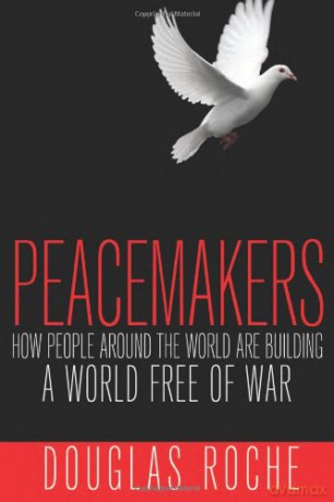 Peacemakers: How People Around the World are Building a World Free of War - Douglas Roche [KSIĄŻKA]