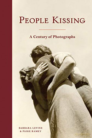 People Kissing: A Century of Photographs - Barbara Levine [KSIĄŻKA]