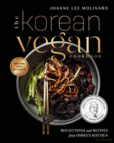The Korean Vegan Cookbook: Reflections and Recipes from Omma's Kitchen - Joanne Lee Molinaro [KSIĄŻKA]