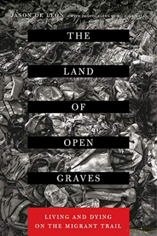 The Land of Open Graves: Living and Dying on the Migrant Trail (California Series in Public Anthropology): 36 - Jason De León [KSIĄŻKA]
