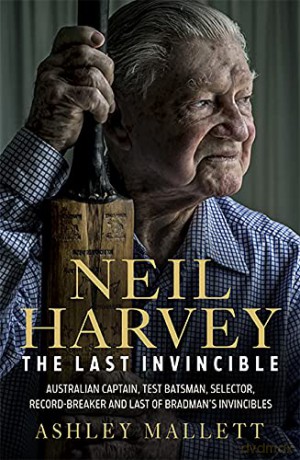 The Last Invincible: Neil Harvey: Australian Champion Test Batsman, Selector, Record Breaker and Last Of Bradman's Invincibles - Ashley Mallett [KSIĄŻKA]