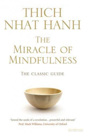 THE MIRACLE OF MINDFULNESS Classic Guide To Meditation Worlds Most Revered Master [KSIĄŻKA]