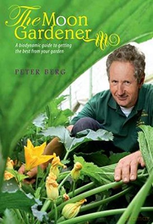 The Moon Gardener: A Biodynamic Guide to Getting the Best from Your Garden - Peter Berg [KSIĄŻKA]
