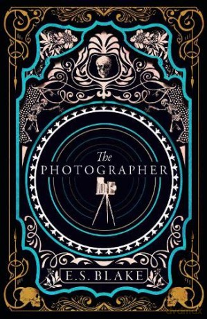 The Photographer - E. S. Blake [KSIĄŻKA]