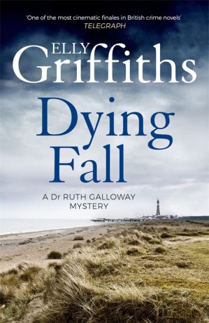 A Dying Fall: The Dr Ruth Galloway Mysteries 5: A spooky, gripping read from a bestselling author (Dr Ruth Galloway Mysteries 5) - Elly Griffiths [KSIĄŻKA]