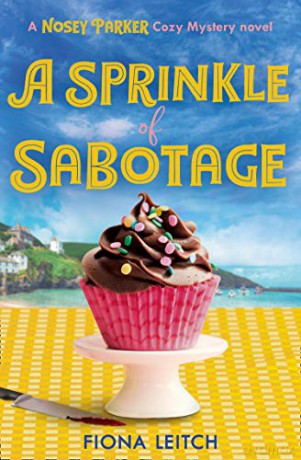 A Sprinkle of Sabotage: An unputdownable cozy crime mystery that will make you laugh out loud: Book 3 (A Nosey Parker Cozy Mystery) - Fiona Leitch [KSIĄŻKA]