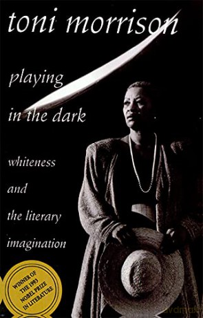 Playing in the Dark: Whiteness and the Literary Imagination (William E.Massey Senior Lectures in the History of American Civilization): 6 (The William E. Massey Sr. Lectures in American Studies) - Toni Morrison [KSIĄŻKA]