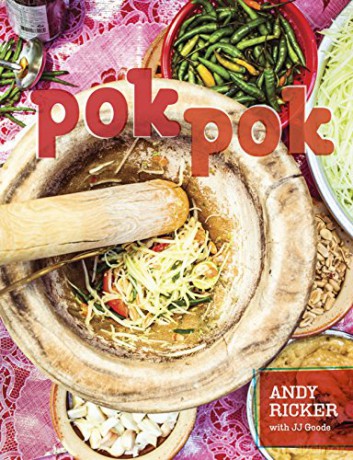 Pok Pok: Food and Stories from the Streets, Homes, and Roadside Restaurants of Thailand: Food and Stories from the Streets, Homes, and Roadside Restaurants of Thailand [A Cookbook] - Andy Ricker [KSIĄŻKA]