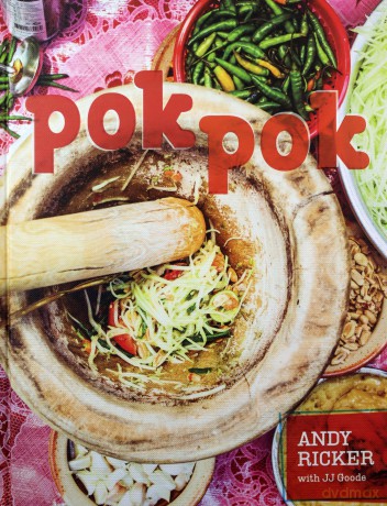 Pok Pok: Food and Stories from the Streets, Homes, and Roadside Restaurants of Thailand: Food and Stories from the Streets, Homes, and Roadside Restaurants of Thailand [A Cookbook] - Andy Ricker [KSIĄŻKA]