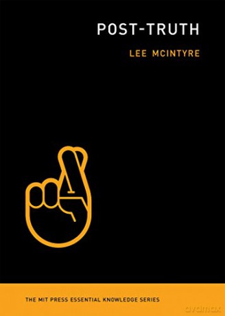 Post-Truth (MIT Press Essential Knowledge series) - Lee McIntyre [KSIĄŻKA]