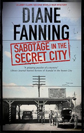 Sabotage in the Secret City: A World War Two Mystery Set in Tennessee: 3 (A Libby Clark Mystery, 3) - Diane Fanning [KSIĄŻKA]