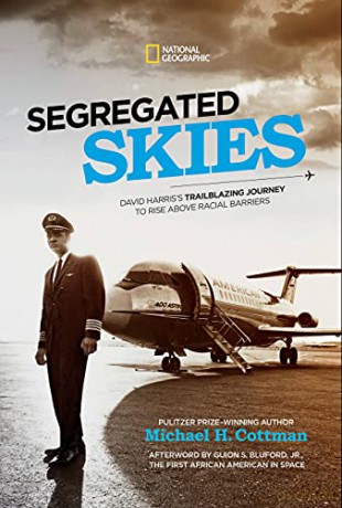 Segregated Skies: David Harris's Trailblazing Journey to Rise Above Racial Barriers - Michael Cottman [KSIĄŻKA]