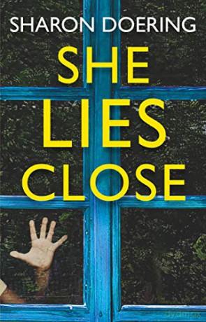 She Lies Close - Sharon Doering [KSIĄŻKA]