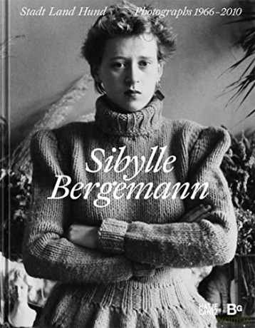Sibylle Bergemann (Bilingual edition): Town and Country and Dogs. Photographs 1966-2010 - Berlinische Galerie [KSIĄŻKA]