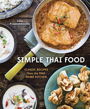 Simple Thai Food: Classic Recipes from the Thai Home Kitchen: Classic Recipes from the Thai Home Kitchen [A Cookbook] - Leela Punyaratabandhu [KSIĄŻKA]