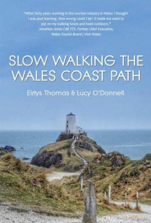 Slow Walking The Wales Coast Path - Eirlys Thomas [KSIĄŻKA]
