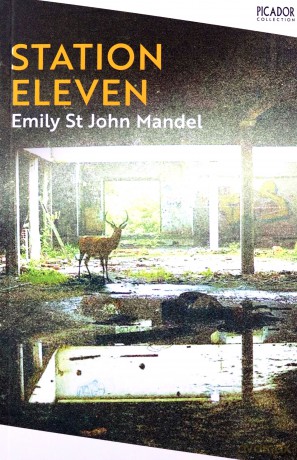 Station Eleven: Emily St. John Mandel (Picador Collection, 12) - Emily St. John Mandel [KSIĄŻKA]