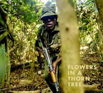 Steven Thackston: Flowers in a Thorn Tree: ON THE ROAD WITH THE WARRIORS FOR PEACE AND WILDLIFE - Steven Thackston [KSIĄŻKA]