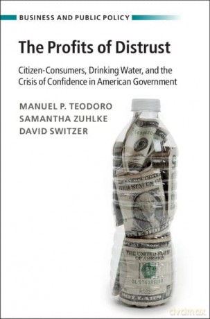 The Profits of Distrust: Citizen-Consumers, Drinking Water, and the Crisis of Confidence in American Government (Business and Public Policy) - Manuel P. Teodoro [KSIĄŻKA]