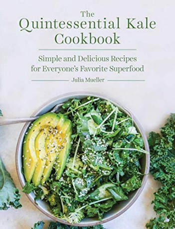 The Quintessential Kale Cookbook: Simple and Delicious Recipes for Everyone's Favorite Superfood - Julia Mueller [KSIĄŻKA]