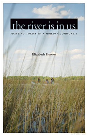 The River Is in Us: Fighting Toxics in a Mohawk Community - Elizabeth Hoover [KSIĄŻKA]