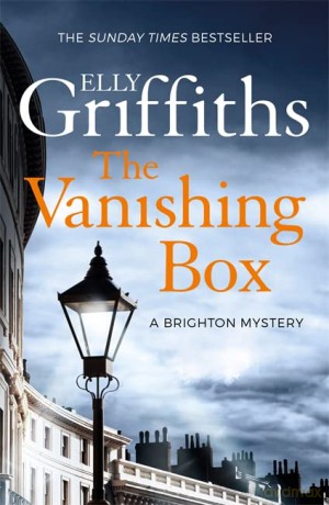 The Vanishing Box: The Brighton Mysteries 4 - Elly Griffiths [KSIĄŻKA]