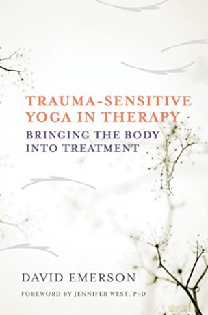 Trauma-Sensitive Yoga in Therapy: Bringing the Body into Treatment - David Emerson [KSIĄŻKA]