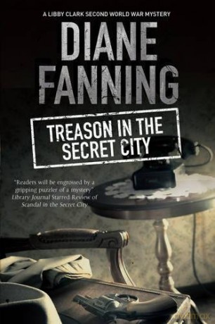 Treason in the Secret City: A World War Two Mystery Set in Tennessee: 2 (A Libby Clark Mystery) - Diane Fanning [KSIĄŻKA]