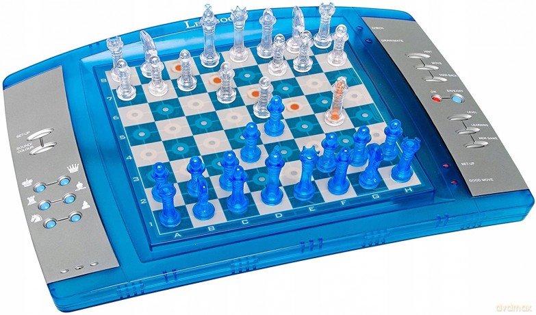 LEXIBOOK ChessLight, Gioco degli scacchi elettronico con tastier sensitive e luce e effetti sonori, 32 pezzi, 64 livelli di difficolta, Batterias o adattatore, Blu/Argento, LCG3000_04