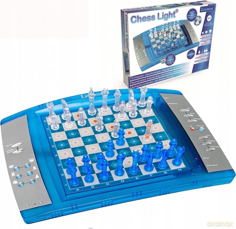 LEXIBOOK ChessLight, Gioco degli scacchi elettronico con tastier sensitive e luce e effetti sonori, 32 pezzi, 64 livelli di difficolta, Batterias o adattatore, Blu/Argento, LCG3000_04