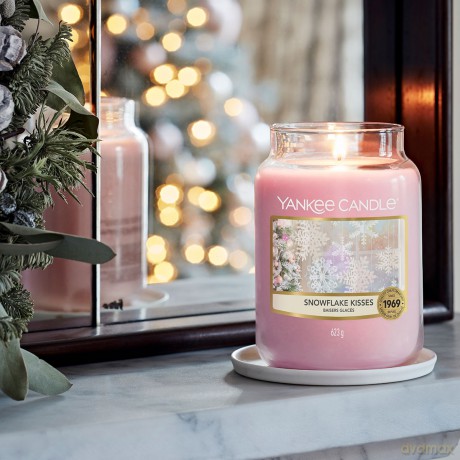 Yankee Candle Aromatic candle Classic medium Snowflake Kisses 411 g