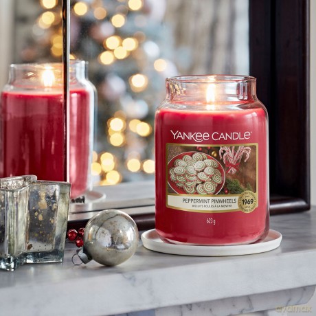 Yankee Candle Aromatic candle Classic small Peppermint Pinwheels 104 g