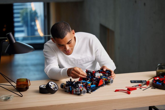 LEGO Technic Ferrari Daytona SP3 (42143) [KLOCKI]