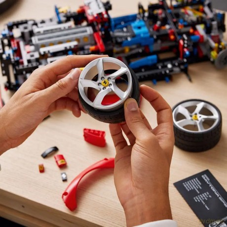LEGO Technic Ferrari Daytona SP3 (42143) [KLOCKI]