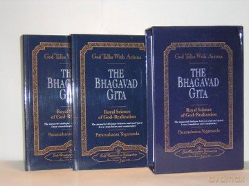 god-talks-with-arjuna-the-bhagavad-gita-royal-science-of-god-realization--the-immortal-dialo--- - Paramahansa Yogananda [KSIĄŻKA]