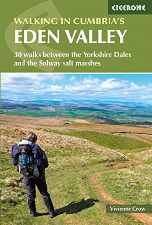 Walking in Cumbria's Eden Valley: 30 walks between the Yorkshire Dales and the Solway salt marshes - Vivienne Crow [KSIĄŻKA]
