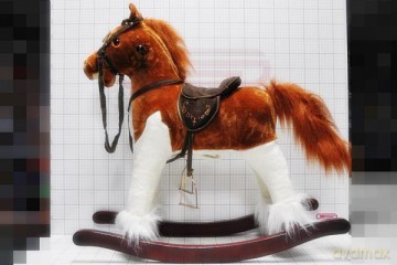 Koń na biegunach z dźwiękiem