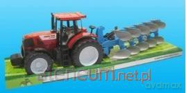 Traktor z maszyną rolniczą