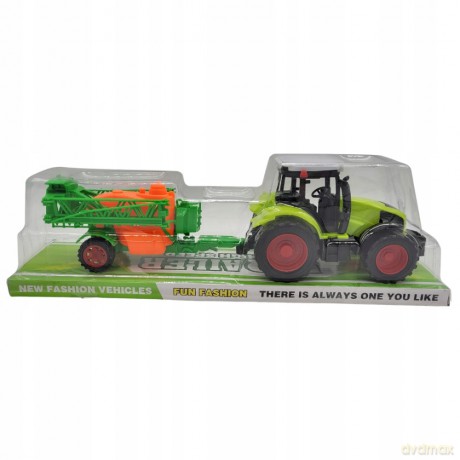 Traktor z opryskiwaczem