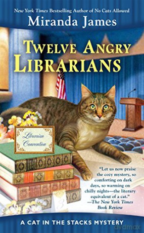 Twelve Angry Librarians - Miranda James [KSIĄŻKA]