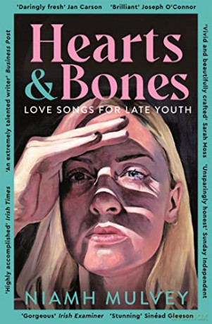 Hearts and Bones: Love Songs for Late Youth - Niamh Mulvey [KSIĄŻKA]