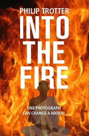 INTO THE FIRE: One Photograph Can Change A Nation - Philip Trotter [KSIĄŻKA]