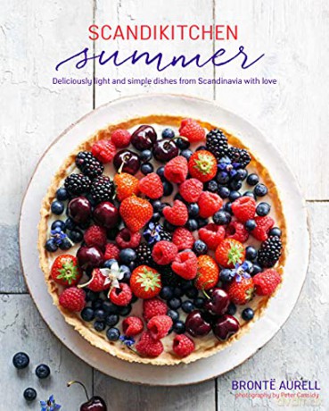 ScandiKitchen Summer: Simply delicious food for lighter, warmer days - Bronte Aurell [KSIĄŻKA]